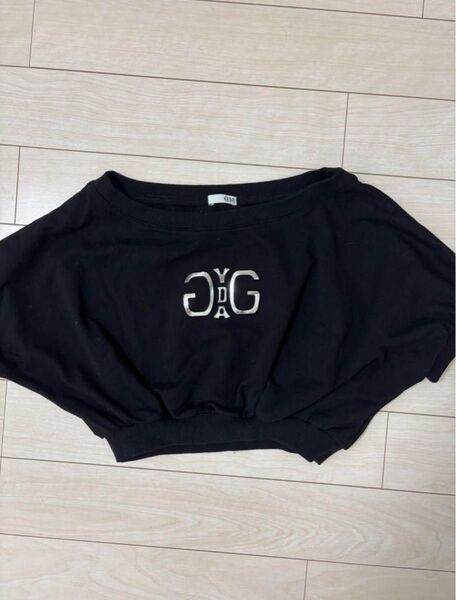 GYDA ロゴオフショルTシャツ