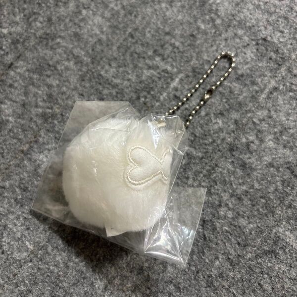 白いもふもふの丸いマスコット キーホルダー