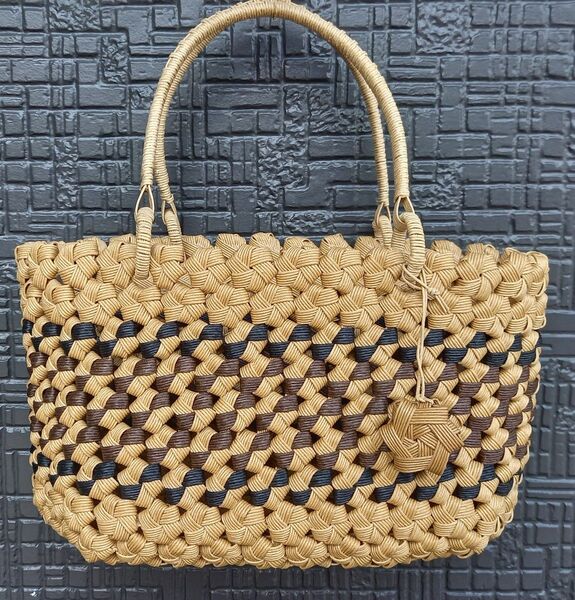 ンドメイド カゴバッグ 花結び クラフトバンド 黒、茶、生成コンビネーション