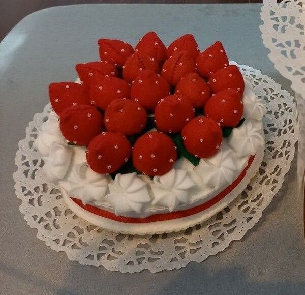 ハンドメイド フェルトで作った苺のホールケーキ