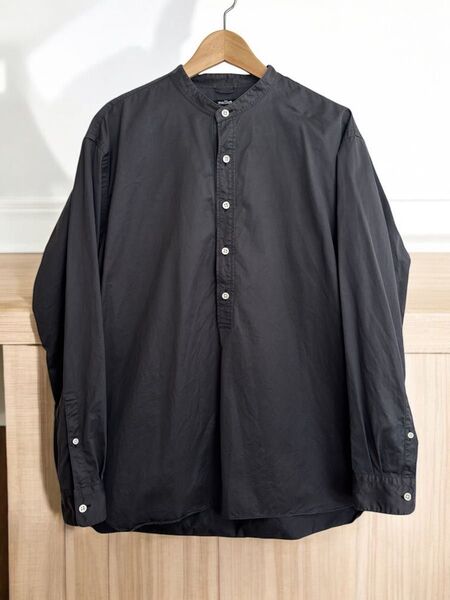 【maillot/マイヨ】ノーカラープルオーバーシャツ comoli