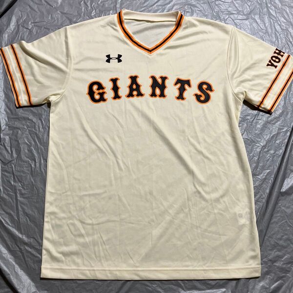 読売ジャイアンツ アイボリー 復刻ユニフォーム アンダーアーマー Lサイズ相当 半袖Tシャツ vネック ベースボールウェア グッズ