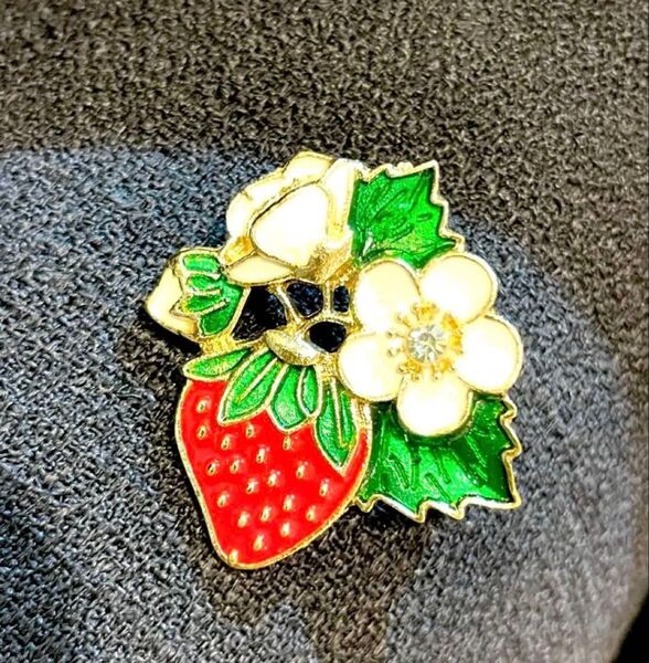 いちごのエナメルブローチ 苺 イチゴ キュート お花 ストロベリー ブローチ ヴィンテージ風 アクセサリー