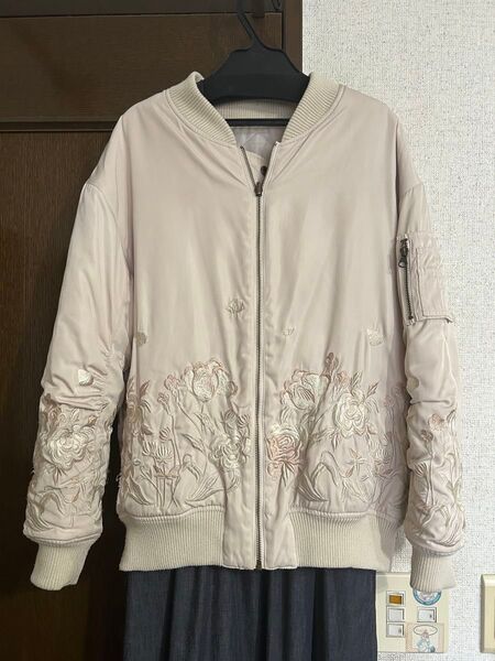 リリーブラウン 花柄刺繍ブルゾン ベージュ
