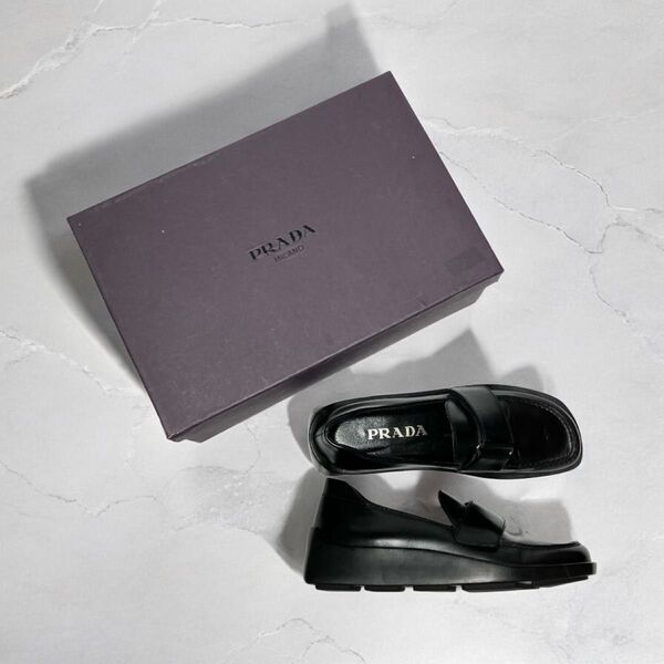 未使用級 極美品 PRADA プラダ スクエアトゥ レザーローファー 革靴 レディース 箱付き バックル ベルト