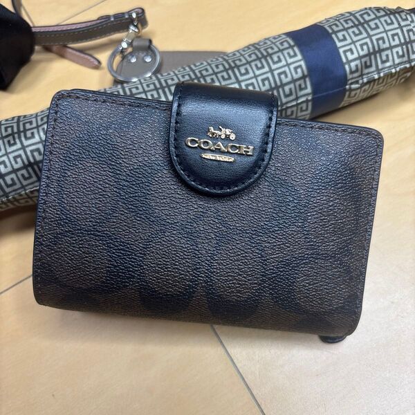 COACH 財布 コンパクト シグネチャー 極美品 ブラック 大人気 芸能人 大人気 流行 めっかわ かわいい 高級ブランド 放出