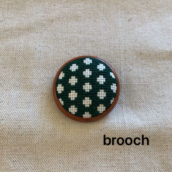 ハンドメイド ブローチ 木製ブローチ クロスステッチ 刺繍 ダークグリーン