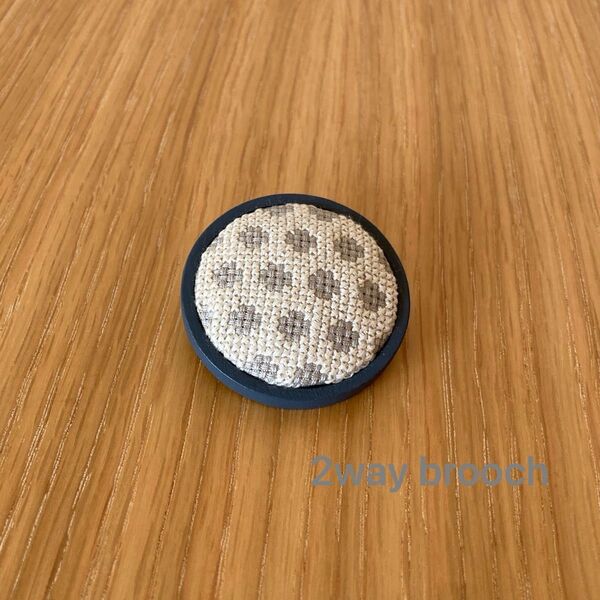 ハンドメイド 2wayブローチ 木製ブローチ ヘアゴム 刺繍 グレー 1点