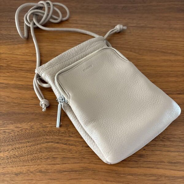 BEAURE 巾着型スマホショルダー ベージュ