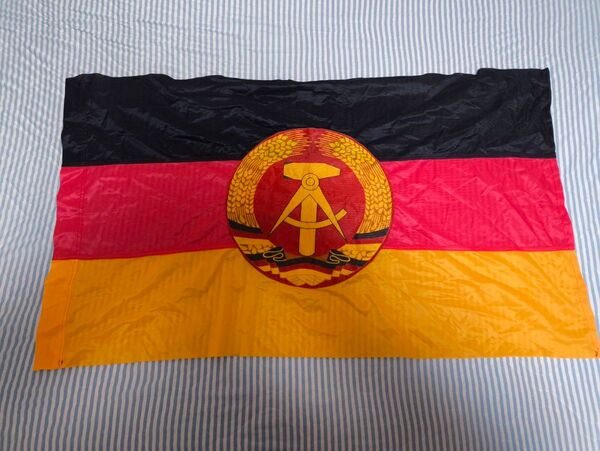 実物 東ドイツ ドイツ民主共和国 国家人民軍 軍事パレード用 フラッグ 国旗 期間限定超セール