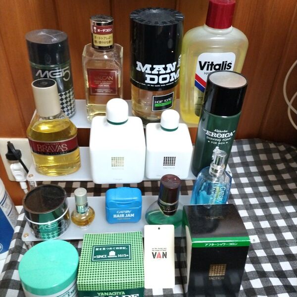 昭和の化粧品 香水 スキンケア ステージ什器込み。最終大処分!