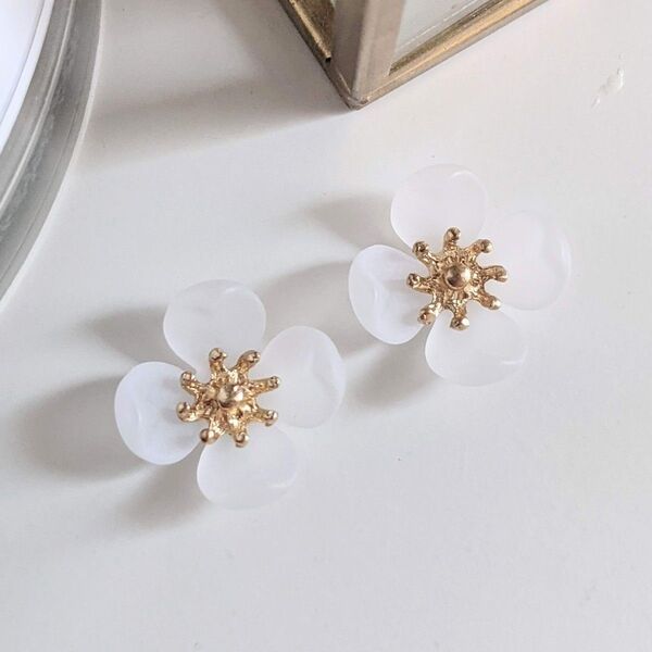 【No.128】 ハンドメイド イヤリング ノンホールピアス 樹脂イヤリング パール フラワー 花 アレルギー対応 小さめ 軽い