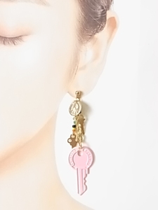 ピンク色の鍵のモチーフデザイン　金色の小さな鍵とコイン付き　ビースも華やか　揺れるデザインのピアス★