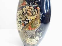 ◆九谷焼 花瓶 孔雀 花柄 金彩 紺色 壺 花器 花生 伝統 工芸品 陶器 未使用品 管理2004 F-11_画像2