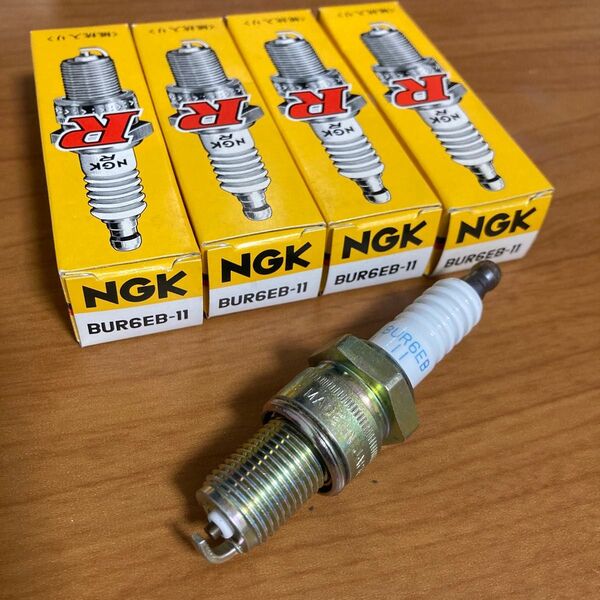 未使用 NGK BUR6EB-11 スパークプラグ 4本セット