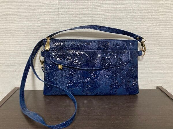 ショルダーバッグ ネイビー バラ 型押し 光沢