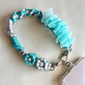 スマホハンドストラップ|キラキラアクアグリーン×ライトグレー|お花モチーフ×オーガンジーリボン|パラコード|ハンドメイド