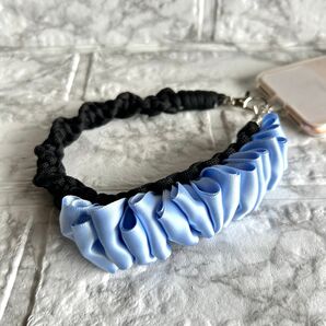 パラコード×サテンリボンの大人可愛いスマホハンドストラップ|ブラック×パステルブルー|ハンドメイド