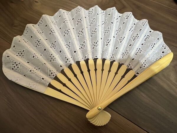 涼しげな印象を与える シェル型のフラワーレース扇子 浴衣に普段着に合わせやすいデザイン 暑い時期のお供に 紫 アフタヌーンティー