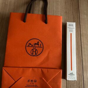 ルージュ エルメス クレヨン ア レーヴル ユニヴェルセル ショッパー付きです。