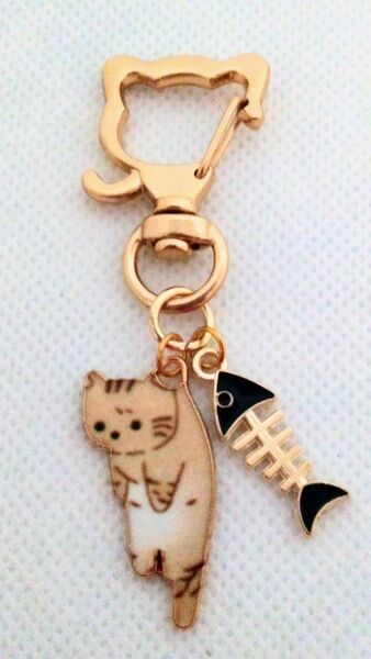 黒色の魚の骨とちょっとでっかいつままれちゃった茶トラの猫キーホルダー