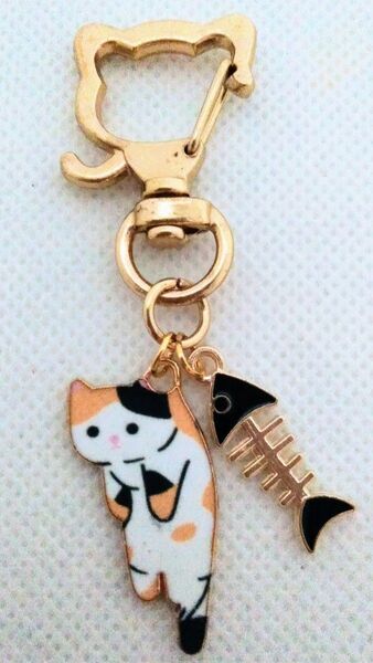 黒色の魚の骨とちょっとでっかいつままれちゃったミケの猫キーホルダー