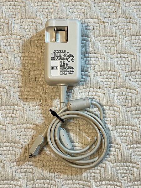 【美品】docomo ACアダプター 05 充電器 純正ケーブル付き