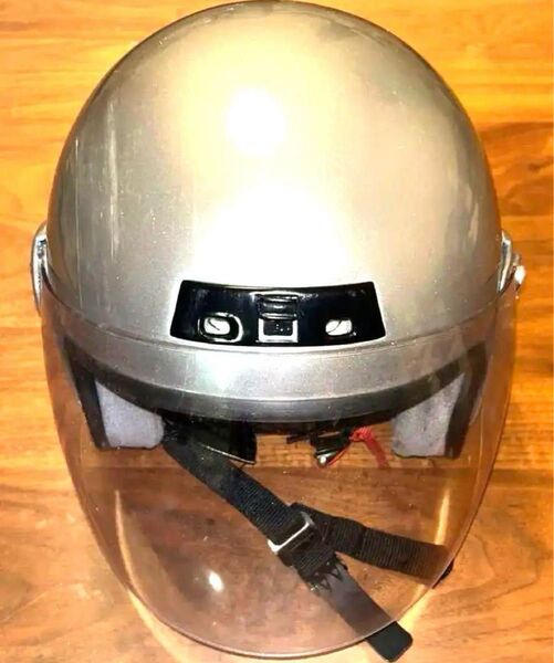 フルフェイス型のシルバーヘルメット