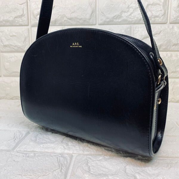 A.P.C. アーペーセー ハーフムーン レザー ショルダーバック 黒 フォーマル
