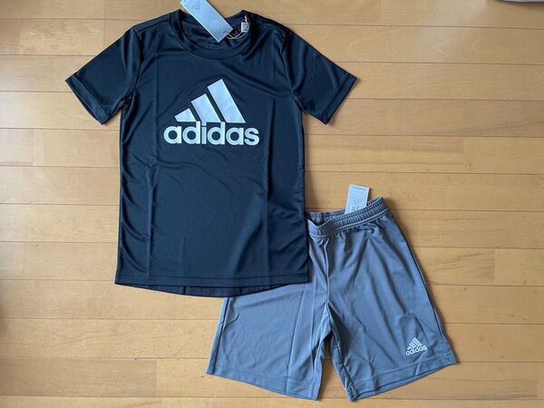 新品未使用 アディダス140 快適!!ビッグロゴ半袖Tシャツ(ブラック 黒)・快適!!パンツ(グレー) 上下 スポーツ 運動