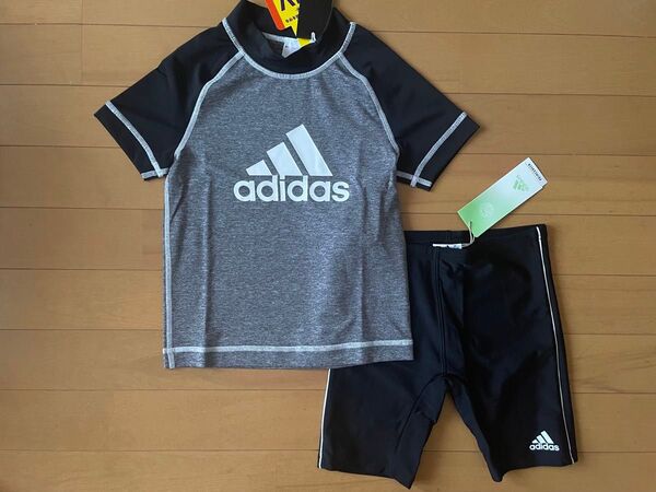 新品未使用 adidasアディダス 130 UVカット最高値!! UPF50 半袖ラッシュガード 快適 ボーイズスクール水着 黒