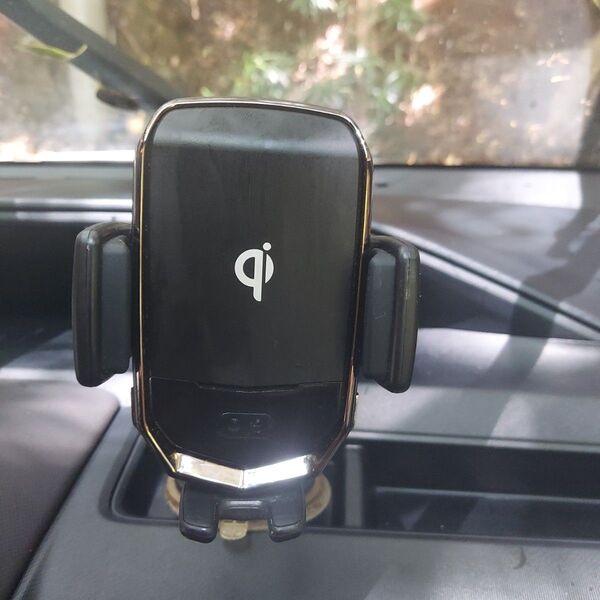 吸盤型車用スマホホルダー