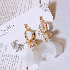 すりガラス風花びらパールピアス 金具変更可能 ハンドメイドアクセサリー 春夏アクセサリー