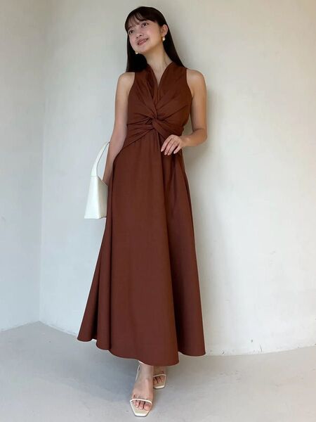 新品タグ付anuans アニュアンス ツイストギャザーワンピース S