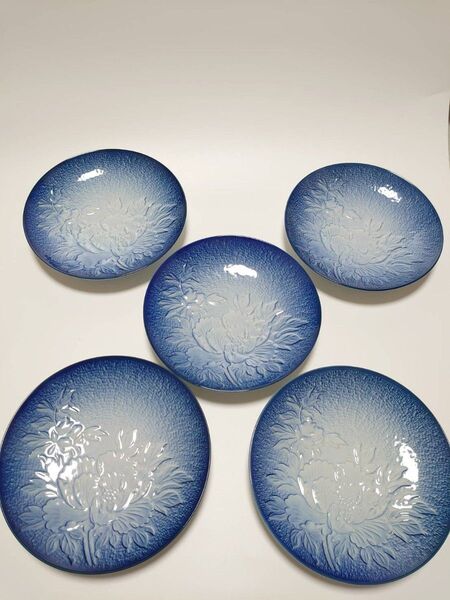 青と白の花柄の陶器のお皿