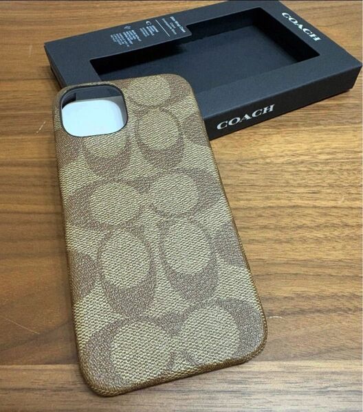 特価品!アウトレット コーチ COACH IPHONE 15 ケース・シグネチャー キャンバス CT676 KHA ONE カーキ