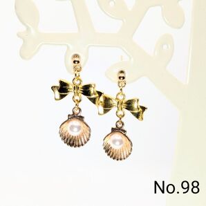 ☆6月セール880円☆【No.98】ゴールドのリボンにシェルのピアス