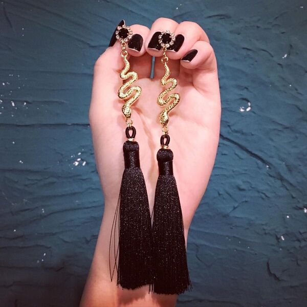 【早い者勝ち】◎ハンドメイド◎作家ピアス◎アクセサリー◎蛇モチーフ◎スネーク◎タッセル◎黒◎ゴールド◎ブラック◎金属アレルギー対応