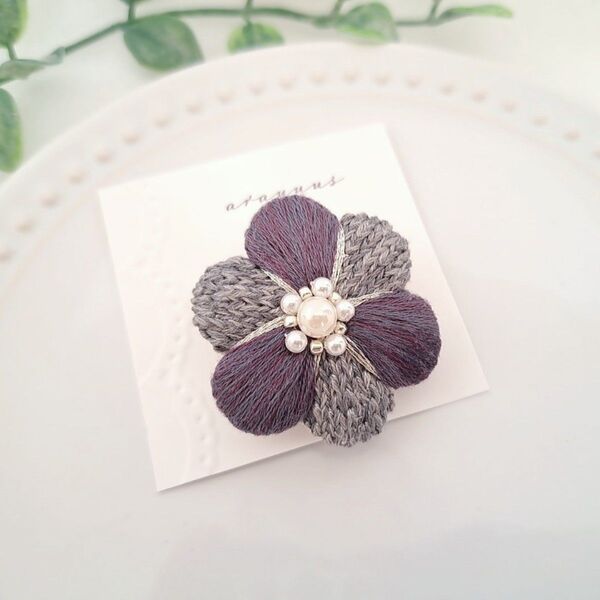 お花のブローチ・パープル☆刺繍 ビーズ アクセサリー