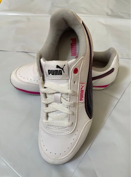 【美品:23cm】PUMA スニーカー ホワイト/ブラック/ピンク(パープル?)