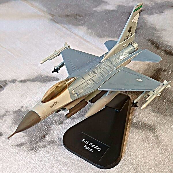 ロッキードマーチンF16戦闘機フィギュア1/100スケール
