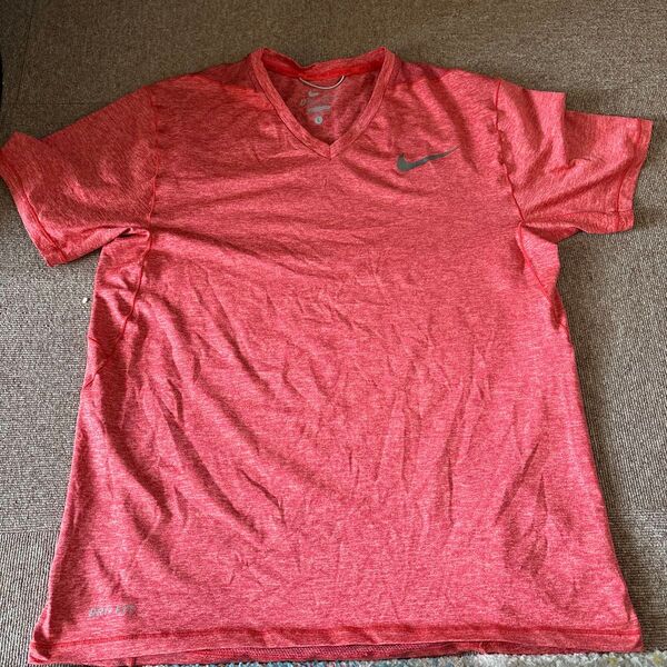NIKE ピンク VネックTシャツ