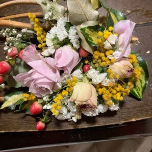 ドライフラワーの壁飾り 、32.17㎝、ミモザ、スターチス、薔薇を蔦に絡めて、ネコポス発送