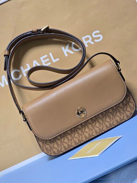 新品マイケルコースJET SET TRAVEL フラップ クロスボディ ショルダーバッグ