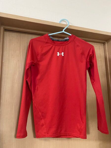 アンダーアーマー UNDER ARMOUR アンダーシャツ 長袖 レッド 少年野球 インナーに最適です 140センチ位のサイズ感