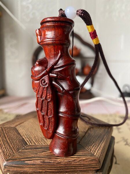古美術 手彫り木製シガレットホルダー(竹と蝉のデザイン) 提げ物 装飾品 ストラップ 紫檀 木彫り 根付
