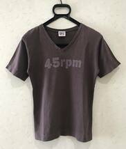 ＊ フォーティーファイブアールピーエム 45rpm Vネック ロゴプリント 半袖カットソー Tシャツ トップス 日本製 　BJBJ.D_画像1