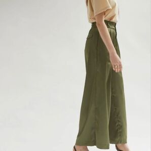 サテンフロントタックワイドパンツカーキ緑フルレングスリラックスルーズドレープベルト通しウエスト後ろゴム無地光沢レディースM未使用