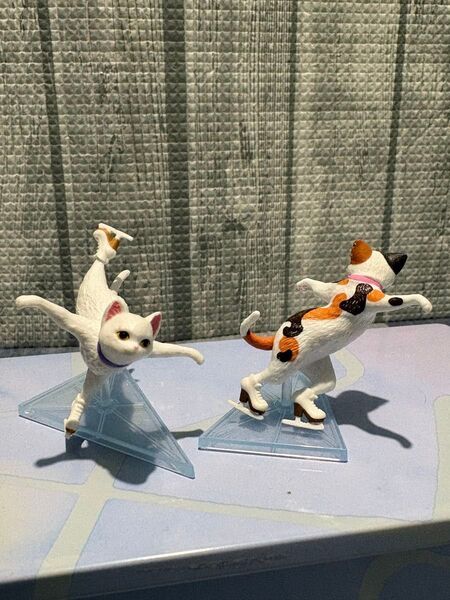 ガシャポン 銀盤の猫たち猫 2体セット スケートポーズ 白猫 三毛猫 置物