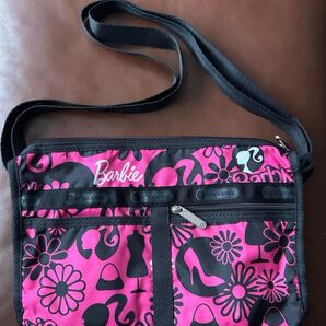 ◎秋の行楽旅のお供に割◎レスポートサック×Barbie第一弾 DELUXE SHOULDERSATCHEL黒ピンク良柄コレクション